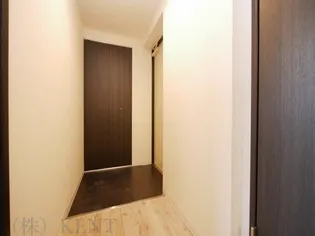 エアフォルク八軒【3階】の玄関