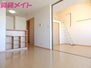 サン ミシェル【2階】の居間