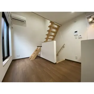 アースクエイク川間の内装