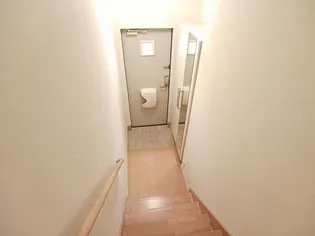 ヴェルデ・コッリーナ I【2階】の玄関