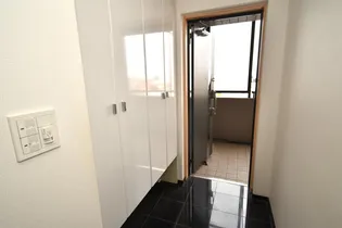 サーパス東町【10階】の玄関