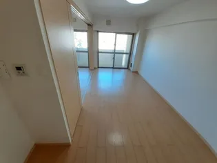 プレミアム ガーデンII【3階】の居間