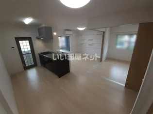 ヴィラ・アリーエ III【2階】の居間