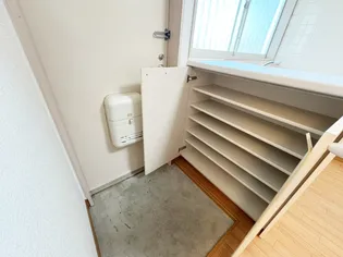 ヴィラージュ【2階】の玄関