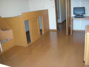 レオパレスピュア【2階】の居間