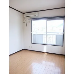 ファミールMYK(エム・ワイ・ケイ)【1階】の居間