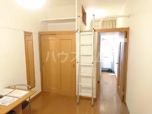 レオパレスパラディ【1階】の居間