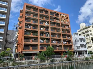 ライオンズマンション泊第6【3階】の外観