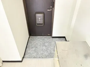 メローハウス【2階】の玄関