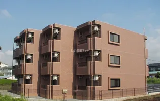 丘の上のマンションの画像