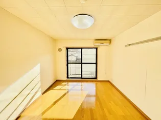 サンヒーローマンション亀川2【3階】の居間