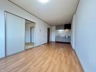 ラ・ファミール21【2階】の居間