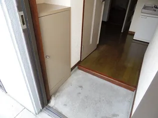 平尾コーポ【3階】の玄関