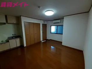 プチモールエイワ【1階】の居間