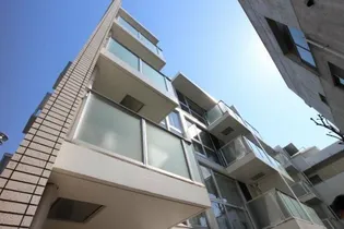 東京都新宿区市谷仲之町【マンション】の外観