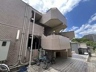 ジョイフル中山三番館【1階】の外観