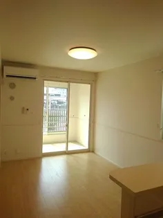 ルーセント・ヴィラ B【1階】の居間