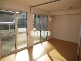 ウィステリア A棟【1階】の居間