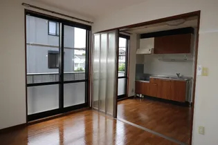 ルピナス B101【1階】の居間