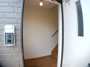 メゾンドゥー・ayu III【2階】の玄関