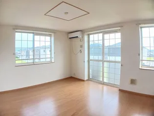 メゾンドゥー・ayu III【2階】の居間