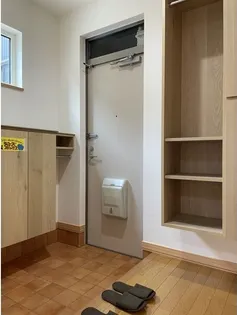 DINASTIA【1階】の玄関