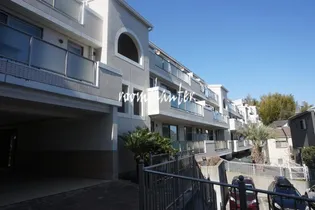 KENZO HAUS YOKODAI 白を基調としたマンションの画像