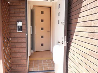 フィオーレ・アール・トロワ【1階】の玄関