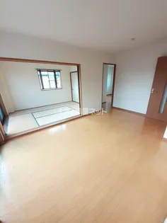 フォブールタウン成合E【2階】の居間