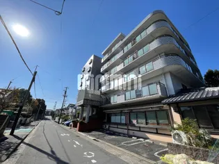 ジュネス青山【4階】の外観