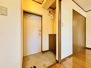 ネーブルうらやしき B棟【2階】の玄関