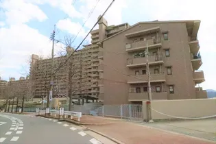 ラ・ビスタ宝塚ウエストウイング三番館【5階】の外観