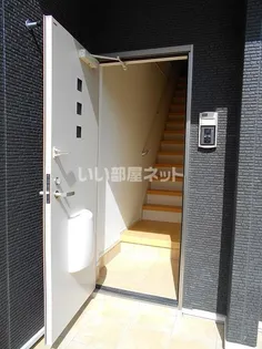 エンブレイス A【2階】の玄関