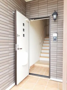 ヴィラ・ルピナスIII【2階】の玄関