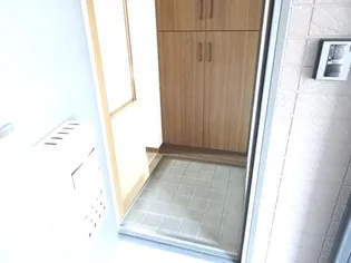 シャン・ド・フルール【1階】の玄関