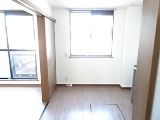 シャン・ド・フルール【1階】の居間