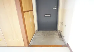 プレジデント津新町【5階】の玄関