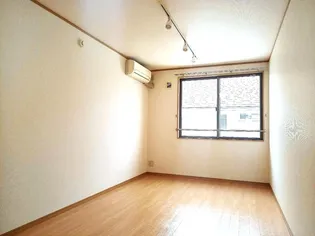 Y’sAP厨川の居間