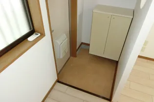 ノースヴィレッジ【2階】の玄関