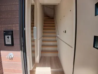 ピノール【2階】の玄関