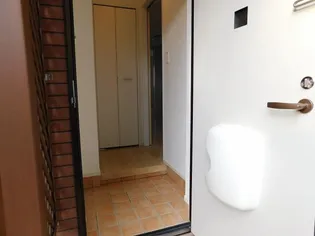 ブライト605レジデンスIIIA【1階】の玄関