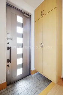 若草4丁目メゾネットの玄関