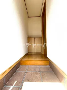 サニーヒル東前 E棟の玄関