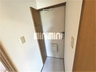 ヘブンスヒルズ【2階】の玄関