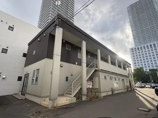 北8東1アパート【2階】の外観