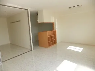 シャルムガーデンE【1階】の居間