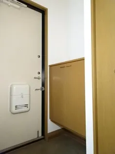 ガーデンコート A【1階】の玄関