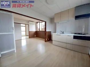 ガーデンヒルズ1号館【1階】の居間