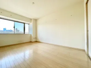 河田町ガーデン4号棟【4階】の居間