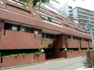 ライオンズマンション六本木【1階】の外観